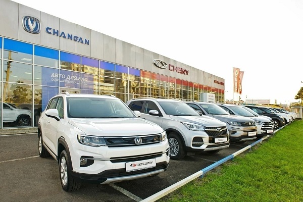Китайские автомобили на российском рынке: продажи падают, салоны закрываются, кто-то уже готовится уходить